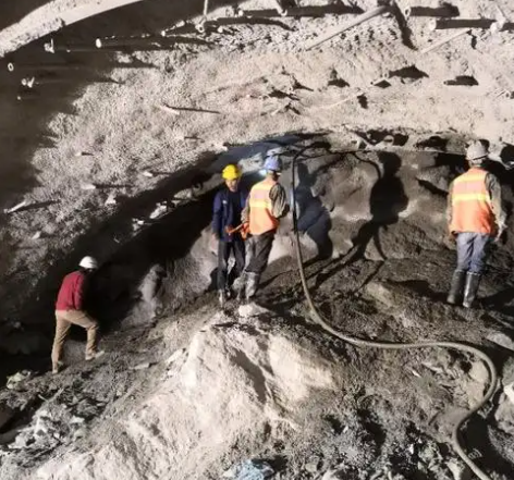 大竹拱顶带模注浆料的施工流程及注意事项